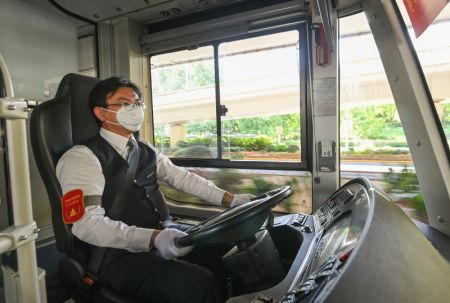 (miniature) Un chauffeur de bus à Shanghai