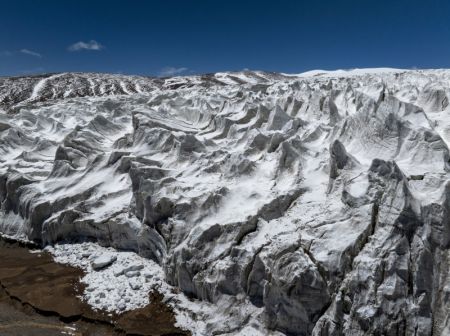 (miniature) Photo aérienne prise par un drone du glacier du Zangser Kangri dans la Réserve naturelle nationale de Changtang