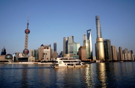 (miniature) Un bateau touristique navigue sur le fleuve Huangpu à côté du Bund durant les congés de la fête du Printemps à Shanghai