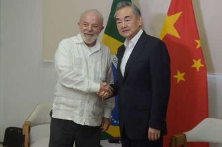 (miniature) Le président brésilien Luiz Inacio Lula da Silva rencontre le ministre chinois des Affaires étrangères Wang Yi