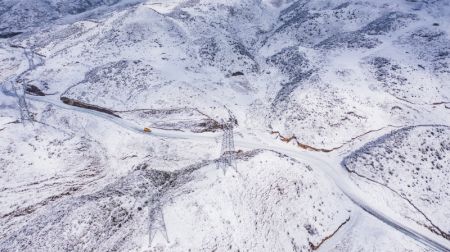 (miniature) Une photo aérienne montre des employés du bureau local d'approvisionnement en électricité patrouillant à Liupanshui