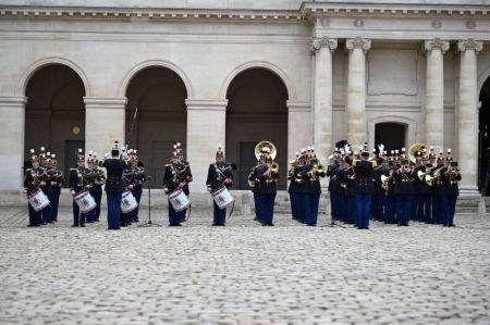 (miniature) Le président chinois Xi Jinping assiste à une cérémonie de bienvenue organisée par le président français Emmanuel Macron à Paris