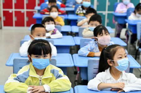 (miniature) Des élèves assistent à un cours dans une école primaire de Guiyang