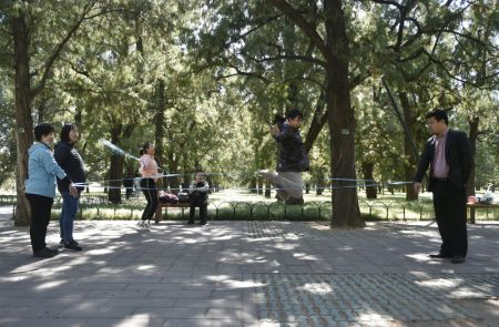 (miniature) Des gens font des exercices physiques dans le parc du Temple du Ciel pendant les congés de la Fête nationale et de la Fête de la mi-automne