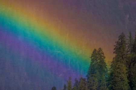 (miniature) Un arc-en-ciel apparaît au-dessus du lac Basum