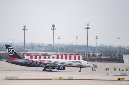 (miniature) Photo prise le 19 mars 2022 de l'aéroport Huahu d'Ezhou