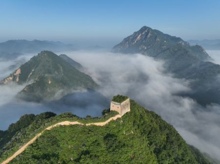 (miniature) Photo aérienne d'une section de la Grande Muraille dans le district de Qianxi de la province chinoise du Hebei (nord)