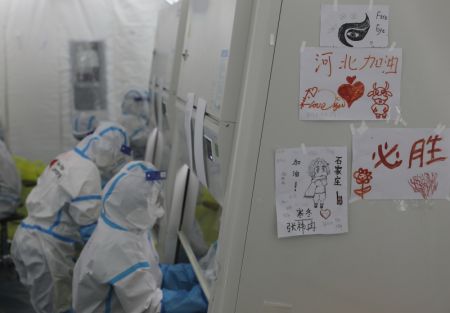 (miniature) Des membres du personnel médical travaillent dans un laboratoire de dépistage des acides nucléiques du nom de Huoyan