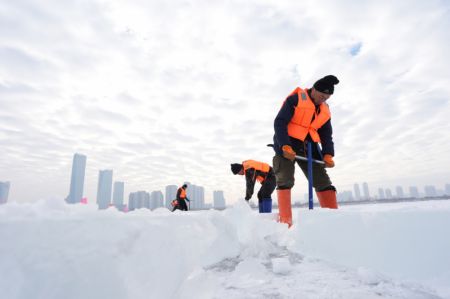 (miniature) Photo aérienne d'ouvriers travaillant sur le chantier de construction du Monde de glace et de neige de Harbin