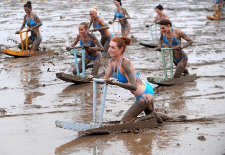 (miniature) femmes se battent dans la boue