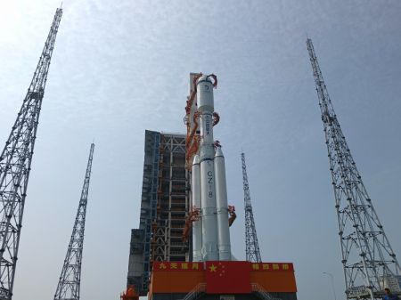 (miniature) La combinaison du satellite relais Queqiao-2 et de la fusée porteuse Longue Marche-8 Y3 est transférée verticalement vers la zone de lancement du Centre de lancement spatial de Wenchang