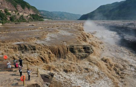 (miniature) Photo aérienne montrant des touristes près de la cascade Hukou
