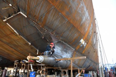 (miniature) Un ouvrier dans une entreprise de construction navale &agrave; Yuanjiang
