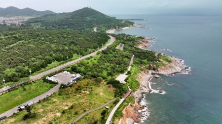 (miniature) Photo prise par un drone d'un chemin le long de la côte de la ville de Qingdao