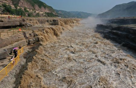 (miniature) Photo aérienne montrant des touristes près de la cascade Hukou