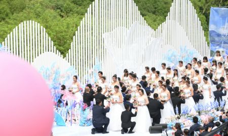 (miniature) Des couples ayant particip&eacute; &agrave; la lutte contre le COVID-19 prennent part &agrave; un mariage de groupe organis&eacute; par le comit&eacute; de gestion du mont Changbai
