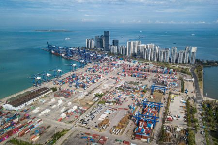 (miniature) Une photo aérienne prise le 18 octobre 2024 montrant un terminal à conteneurs à Haikou