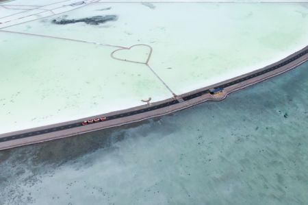 (miniature) Une photo aérienne montre un véhicule de tourisme circulant près du lac salé Chaka dans le district de Wulan