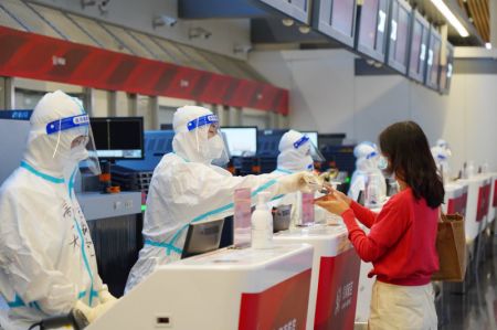 (miniature) Une passagère s'enregistre à l'aéroport international Meilan de Haikou