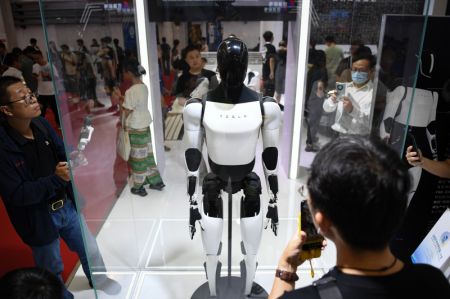 (miniature) Un robot sur le stand de Tesla lors de la Conférence mondiale sur la robotique 2024