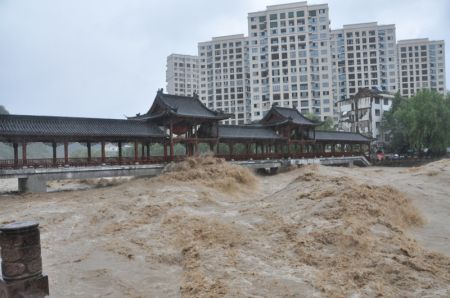 (miniature) Le niveau d'eau de la rivière Wenxi augmente à cause du typhon Hagupit dans le bourg de Pan'an de la ville de Jinhua