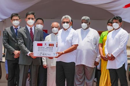 (miniature) Le président sri-lankais Gotabaya Rajapaksa (quatrième à droite) assiste à la cérémonie de remise des vaccins Sinopharm COVID-19 à l'Aéroport international de Bandaranaike à Colombo