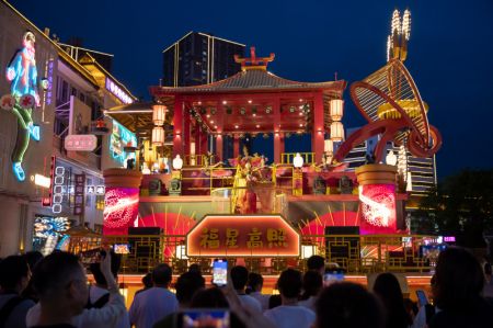 (miniature) Des visiteurs assistent à un spectacle dans la zone touristique de Laobeishi