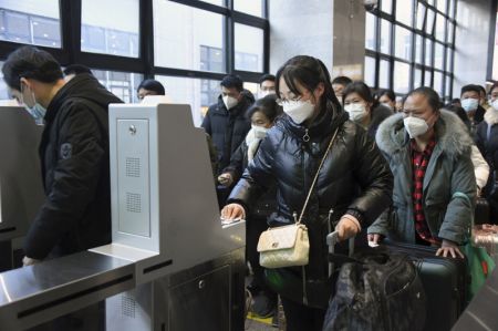 (miniature) Des passagers franchissent les portillons automatiques de la gare de Beijing-Ouest