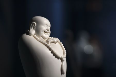 (miniature) Une statue en porcelaine exposée au Musée national de Chine à Beijing