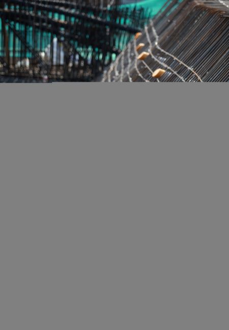 (miniature) Des ouvriers bravent la chaleur en travaillant sur un chantier de construction dans le bourg de Wantou