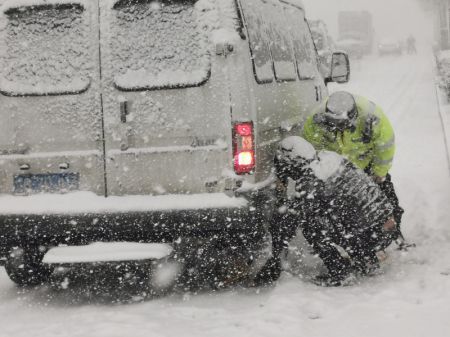 (miniature) Un policier aide un conducteur sous une forte chute de neige &agrave; Dalian