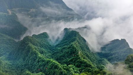 (miniature) Photo aérienne du paysage de la zone touristique de Longtoushan enveloppée par les nuages