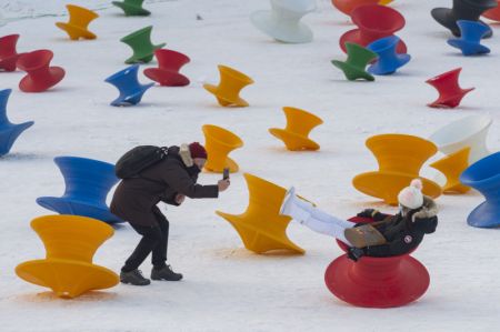 (miniature) Des visiteurs s'amusent lors de la 33e Exposition internationale d'art de sculpture sur neige de Harbin