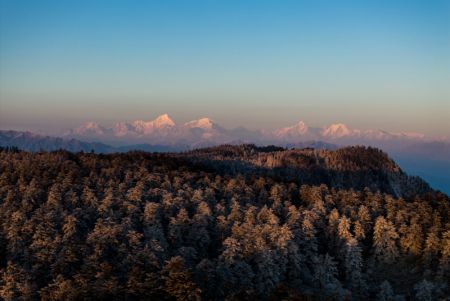 (miniature) La photo prise le 24 décembre 2023 montre une vue du mont Gongga au lever du soleil depuis le sommet de la montagne Wawu située dans le district de Hongya de la province chinoise du Sichuan (sud-ouest)
