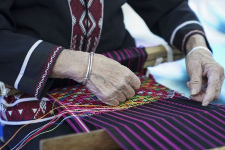 (miniature) Une artisane fait une démonstration de l'art textile du groupe ethnique Li au stand de la ville de Sanya lors de la 3e édition de l'Exposition internationale d'importation de la Chine (CIIE) à Shanghai