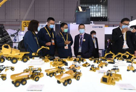 (miniature) Des exposants pr&eacute;sentent des engins de chantier sur le stand de Caterpillar dans la zone d'exposition des &eacute;quipements lors de la troisi&egrave;me Exposition internationale d'importation de la Chine (CIIE) &agrave; Shanghai