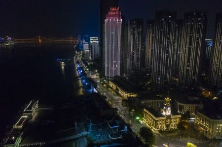 (miniature) Série de photos aériennes prises de nuit le 7 avril 2020 à Wuhan