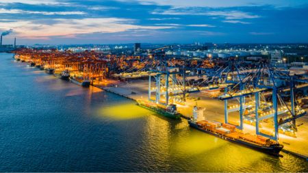 (miniature) Photo aérienne prise le 13 septembre 2022 montrant une vue nocturne du port de Qinzhou