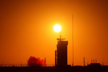 (miniature) Une fusée porteuse Longue Marche-2D transportant l'Observatoire solaire spatial avancé (Advanced Space-based Solar Observatory