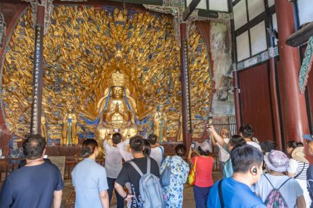 (miniature) Des touristes visitent le site panoramique des sculptures rupestres de Dazu à Chongqing