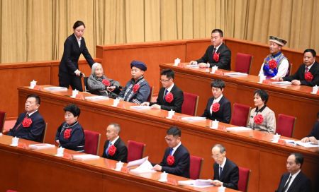 (miniature) Un grand rassemblement est organis&eacute; pour marquer les r&eacute;alisations du pays en mati&egrave;re d'&eacute;radication de la pauvret&eacute; et faire l'&eacute;loge des mod&egrave;les dans cette cause au Grand Palais du Peuple &agrave; Beijing