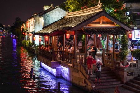 (miniature) Des gens visitent la communauté historique du pont Qingming à Wuxi