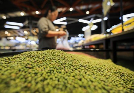 (miniature) Une cliente fait ses achats dans un supermarch&eacute; dans le district de Congjiang