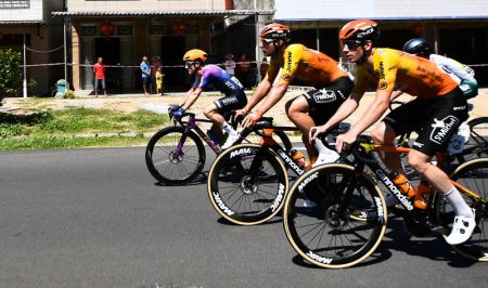 (miniature) Des cyclistes lors de la première journée du 15e Tour cycliste de l'île de Hainan à Qionghai