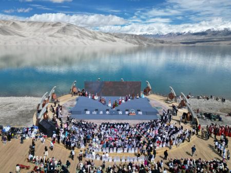 (miniature) Photo aérienne de danseurs se produisant à l'ouverture de la Journée du tourisme de Chine dans la zone du lac Baisha