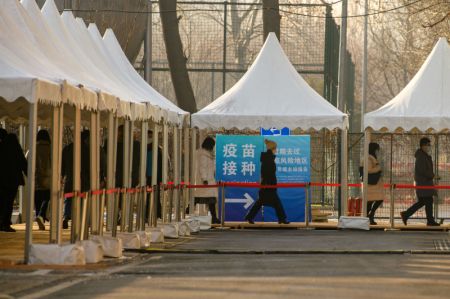 (miniature) Des habitants font la queue pour recevoir la deuxième dose du vaccin contre le COVID-19 dans un centre de vaccination de l'arrondissement de Chaoyang