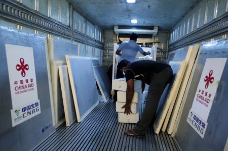 (miniature) Des employés déchargent les vaccins Sinopharm COVID-19 à l'Aéroport international de Bandaranaike à Colombo