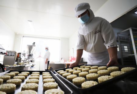 (miniature) Un employé prépare des gâteaux de lune dans un atelier d'une entreprise alimentaire du district de Yutian de la ville de Tangshan