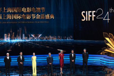 (miniature) Les membres du jury des Golden Goblet Awards de cette année présents au 24e Festival international du film de Shanghai (FIFS) à Shanghai