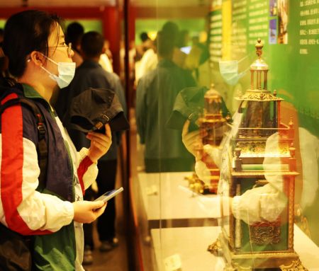 (miniature) Des touristes visitent une exposition présentant des reliques restaurées au Musée du Palais de Shenyang
